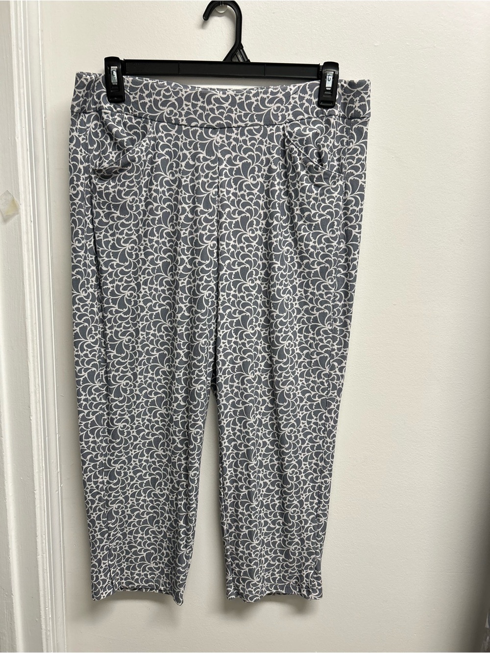 Chico’s Travelers Grey & White Floral Patterned Pull-On Pants